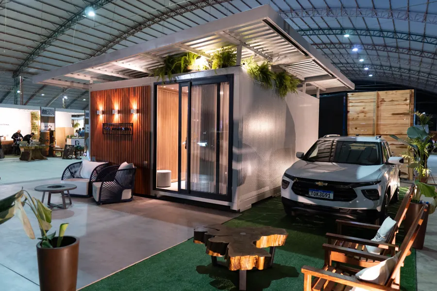 Casa modular em madeira exposta na feira