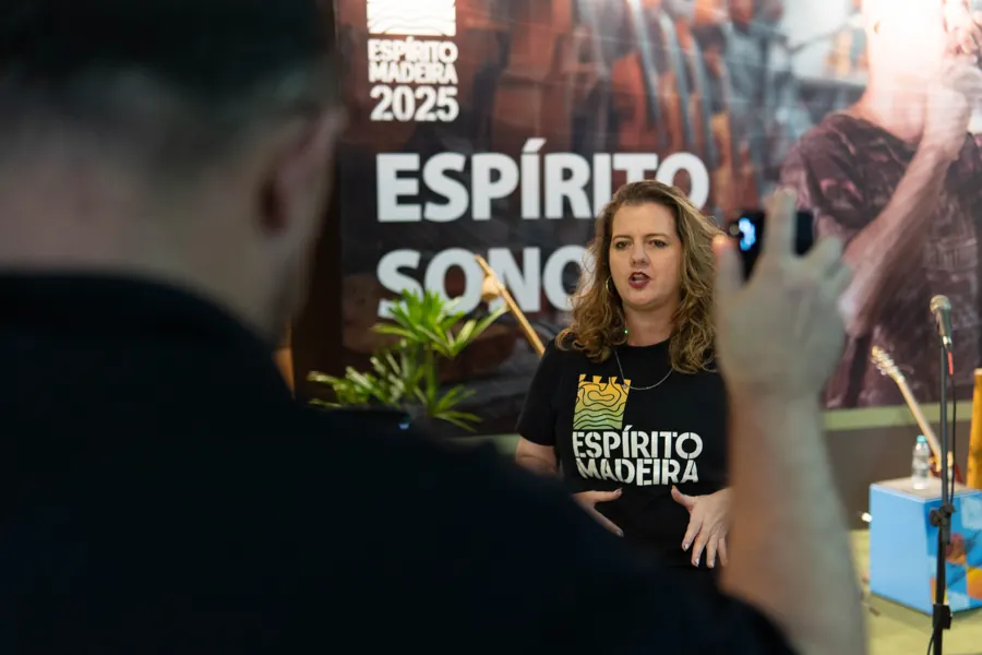 Paula Maciel dando entrevista no Espírito Madeira 2025
