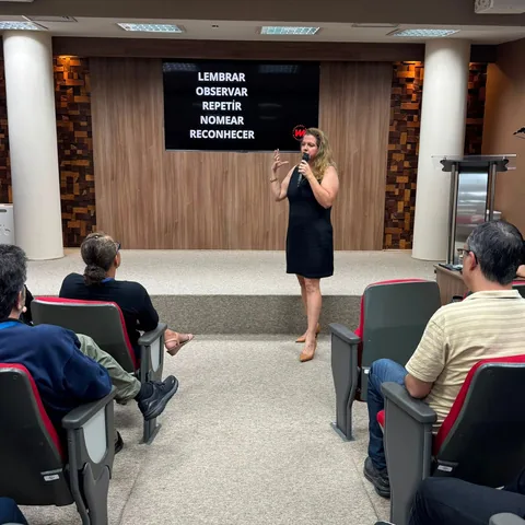 Paula Maciel conduzindo encontro em auditório