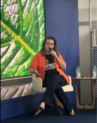 Paula Maciel falando em painel do Espírito Madeira