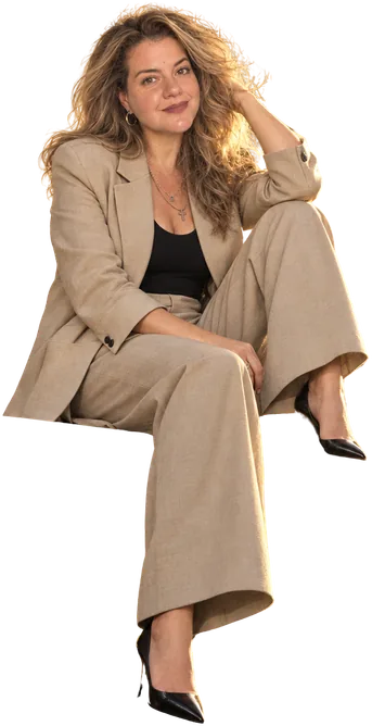 Paula Maciel sentada